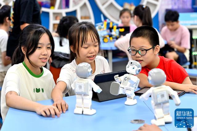 人工智能進(jìn)校園 點(diǎn)亮學(xué)生科學(xué)夢 人工智能進(jìn)校園 點(diǎn)亮學(xué)生科學(xué)夢
